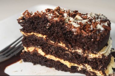 Biraz çikolatalı pasta yakın.
