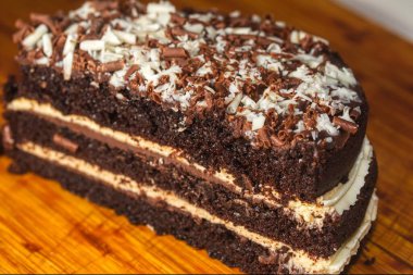 Biraz çikolatalı pasta yakın.