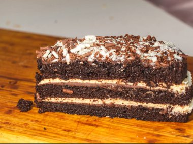 Biraz çikolatalı pasta yakın.