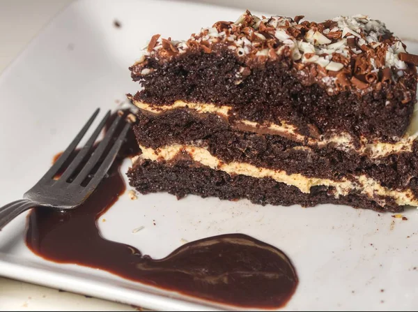 Biraz çikolatalı pasta yakın.