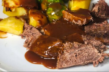 Biftek ve soslu kızarmış patates