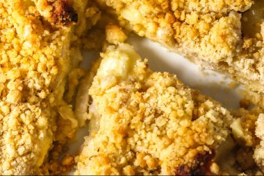 Biraz elmalı turta yakın.