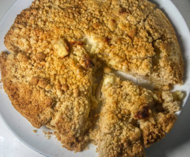 Lezzetli bir elmalı tatlının fotoğrafını çek.