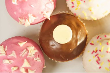 Lezzetli fincanların fotoğrafını çek.