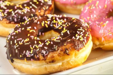 Lezzetli çikolatalı çörekler yakın.