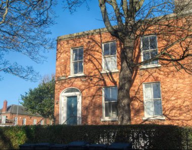 Şehirdeki eski tuğla ev.