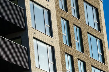 Dublin 'de modern bir apartman bloğu.