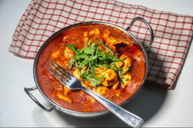 Metal kasede tavuk tikka masala.