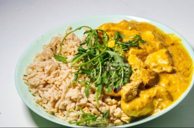 Lezzetli tavuk ve pilav.