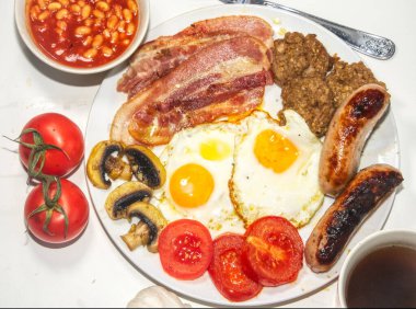 Fasulyeli tam İngiliz kahvaltısı.