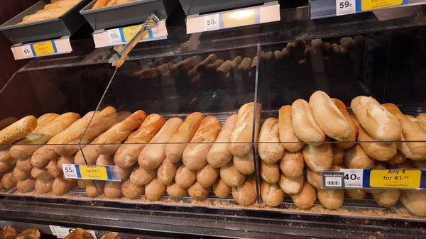 Rafa istiflenmiş ekmek ruloları.