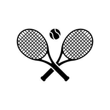 Beyaz arka planda izole edilmiş tenis topuyla çapraz tenis raketleri.