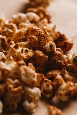 ışık kağıt üzerinde tatlı karamelli patlamış mısır yakın çekim