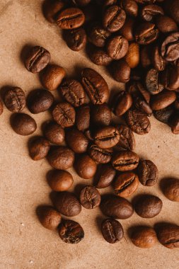 ışık kağıt üzerinde koyu kahve çekirdekleri yakın çekim