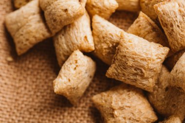 Mısır gevreği yastıklar üzerinde çul arka plan doldurarak çikolata ile