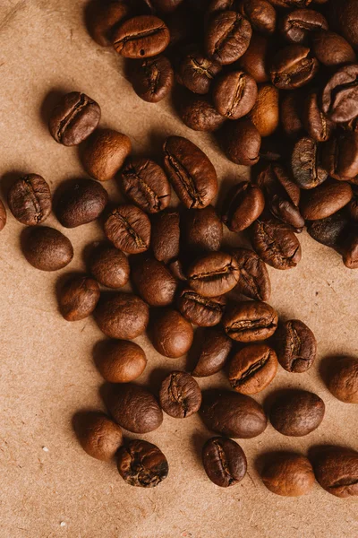 ışık kağıt üzerinde koyu kahve çekirdekleri yakın çekim