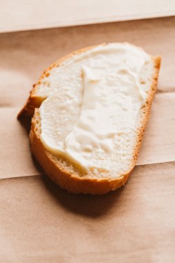 sandviç ile hafif kağıt üzerinde krem peynirli yakın çekim