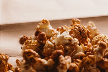 ışık kağıt üzerinde tatlı karamelli patlamış mısır yakın çekim