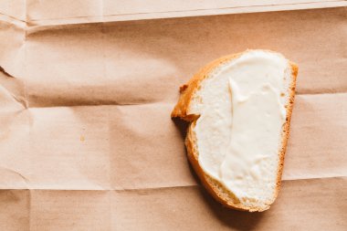 sandviç ile hafif kağıt üzerinde krem peynirli yakın çekim