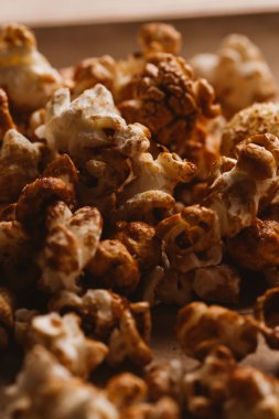 ışık kağıt üzerinde tatlı karamelli patlamış mısır yakın çekim