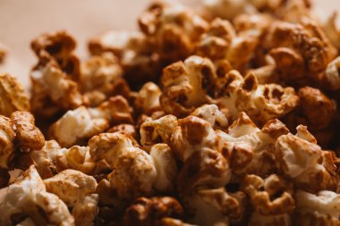 ışık kağıt üzerinde tatlı karamelli patlamış mısır yakın çekim