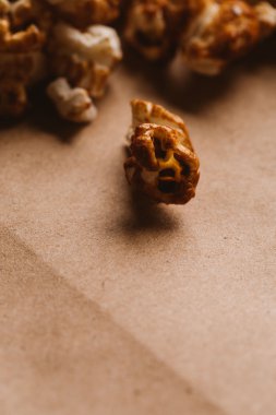 ışık kağıt üzerinde tatlı karamelli patlamış mısır yakın çekim