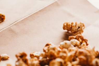 ışık kağıt üzerinde tatlı karamelli patlamış mısır yakın çekim