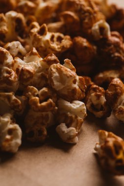 ışık kağıt üzerinde tatlı karamelli patlamış mısır yakın çekim