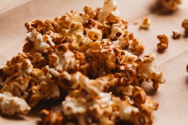 ışık kağıt üzerinde tatlı karamelli patlamış mısır yakın çekim