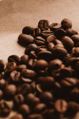 ışık kağıt üzerinde koyu kahve çekirdekleri yakın çekim