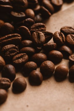 ışık kağıt üzerinde koyu kahve çekirdekleri yakın çekim