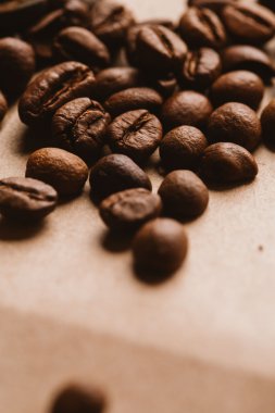ışık kağıt üzerinde koyu kahve çekirdekleri yakın çekim
