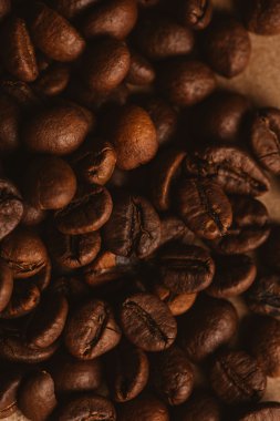 ışık kağıt üzerinde koyu kahve çekirdekleri yakın çekim