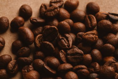 ışık kağıt üzerinde koyu kahve çekirdekleri yakın çekim