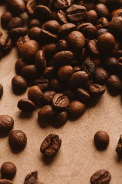 ışık kağıt üzerinde koyu kahve çekirdekleri yakın çekim