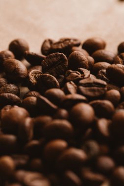 ışık kağıt üzerinde koyu kahve çekirdekleri yakın çekim