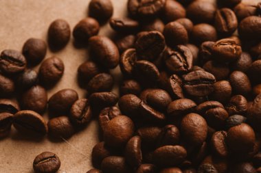 ışık kağıt üzerinde koyu kahve çekirdekleri yakın çekim