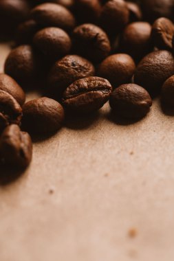 ışık kağıt üzerinde koyu kahve çekirdekleri yakın çekim