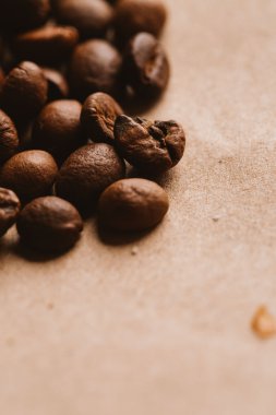 ışık kağıt üzerinde koyu kahve çekirdekleri yakın çekim