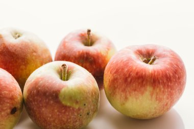 ışık beyaz zemin üzerine taze kırmızı elmalar