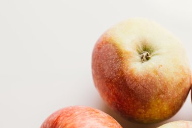 ışık beyaz zemin üzerine taze kırmızı elmalar