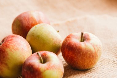 arka plan çuval bezi üzerinde birkaç taze kırmızı elma