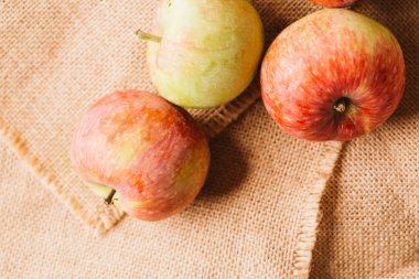 arka plan çuval bezi üzerinde birkaç taze kırmızı elma