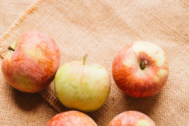 arka plan çuval bezi üzerinde birkaç taze kırmızı elma