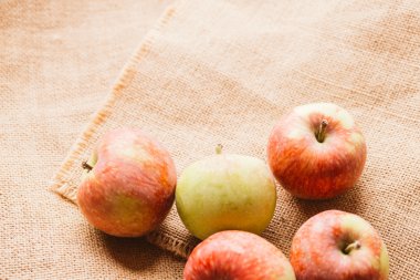 arka plan çuval bezi üzerinde birkaç taze kırmızı elma