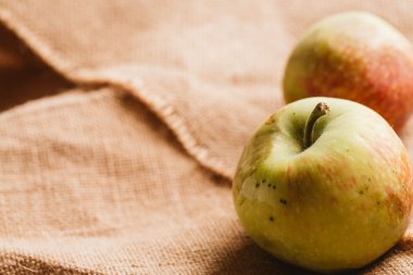 arka plan çuval bezi üzerinde birkaç taze kırmızı elma