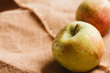 arka plan çuval bezi üzerinde birkaç taze kırmızı elma