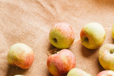 arka plan çuval bezi üzerinde birkaç taze kırmızı elma