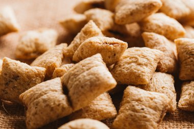 Mısır gevreği yastıklar üzerinde çul arka plan doldurarak çikolata ile