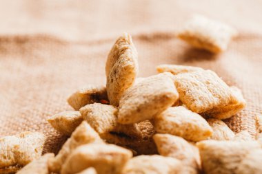 Mısır gevreği yastıklar üzerinde çul arka plan doldurarak çikolata ile